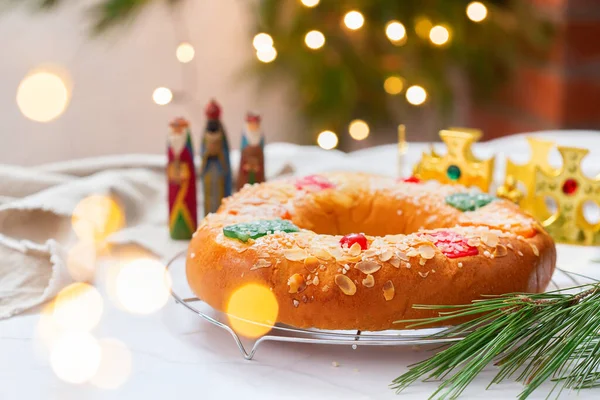 Παραδοσιακό ισπανικό κέικ, Roscon de Reyes με εορταστικές διακοσμήσεις — Φωτογραφία Αρχείου