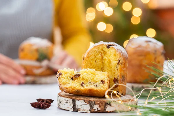 Традиционный итальянский рождественский торт Panettone с праздничными украшениями — стоковое фото