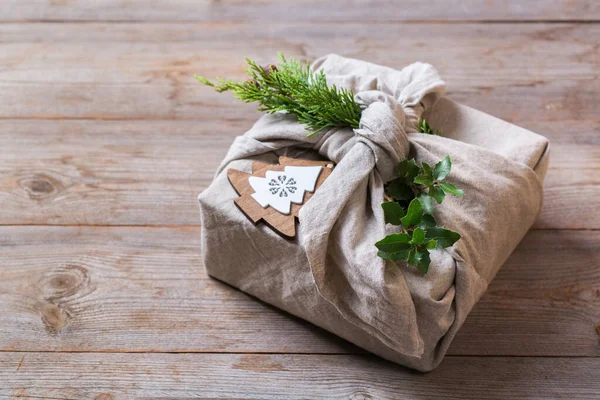 Cero residuos concepto de Navidad, caja de regalo hecha a mano, estilo furoshiki — Foto de Stock