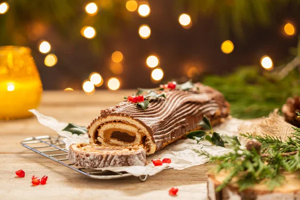 Tort tradițional de Crăciun, jurnal de ciocolată Yule cu decorațiuni festive — Fotografie, imagine de stoc