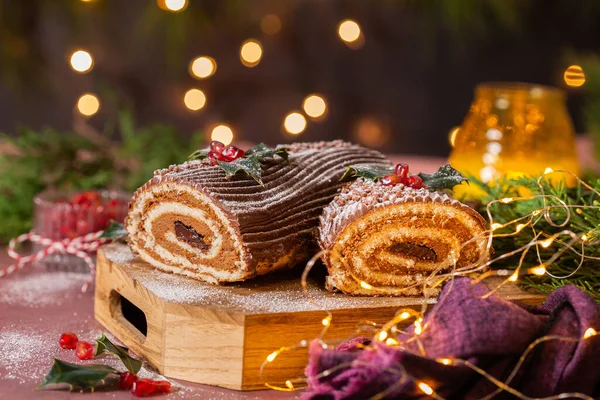 传统的圣诞蛋糕，带有节日装饰品的巧克力月饼 — 图库照片
