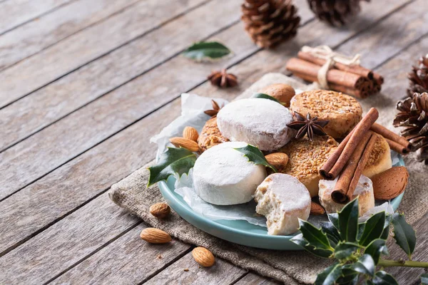 Tipikus spanyol karácsonyi édességek, kalács mantecados és polvoronok — Stock Fotó