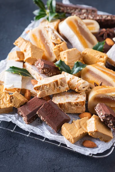 Dulces de Navidad típicos españoles, turrón o turrón — Foto de Stock