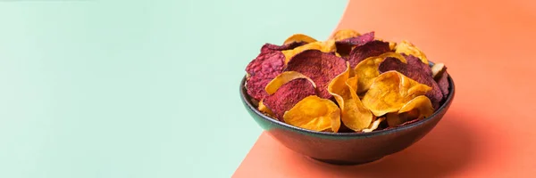 Getrocknetes Gemüse, getrocknete Süßkartoffeln, Pastinaken, Rote-Bete-Chips, Snacks — Stockfoto