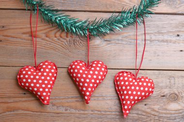 Ahşap bir masa üstünde kalp toys