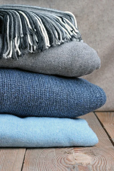 Vêtements chauds en laine sur une table — Photo