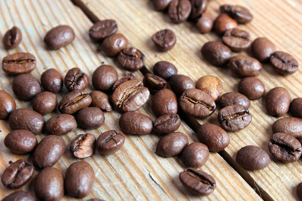 Grains de café sur un fond en bois — Photo