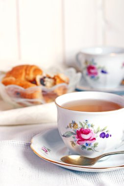 Saat 5'te kruvasan ve çay molası