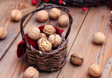 Vintage bir sepet içinde ceviz