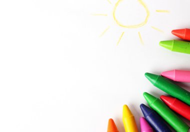 Pastel boya kalemi ile boyalı çocuk berabere bir kağıt üzerinde yalan petrol