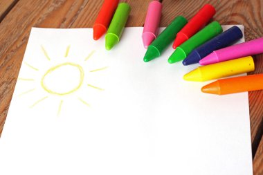 Pastel boya kalemi ile boyalı çocuk berabere bir kağıt üzerinde yalan petrol
