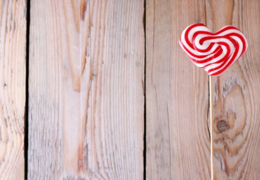 Kalp lolipop Sevgililer günü için ahşap arka plan ile şeklinde