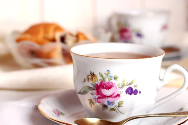 Fünf-Uhr-Pause mit Croissants und Tee — Stockfoto