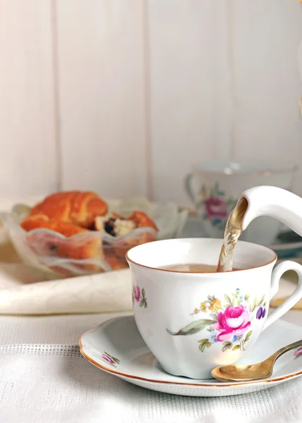 Fünf-Uhr-Pause mit Croissants und Tee — Stockfoto