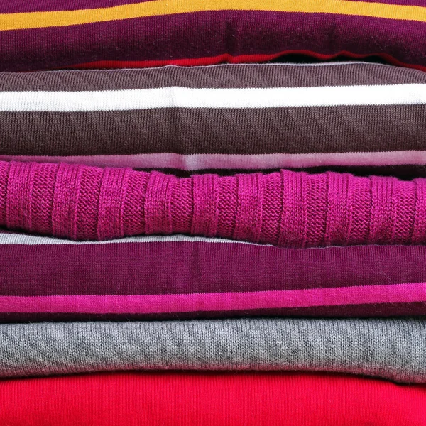 Arrière-plan avec pile de vêtements de tricot chauds — Photo