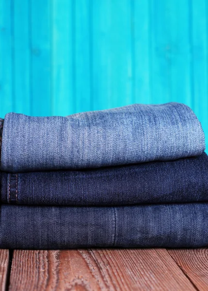 Pilha de jeans azul e azul escuro — Fotografia de Stock