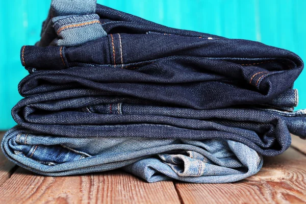 Pilha de jeans azul e azul escuro — Fotografia de Stock