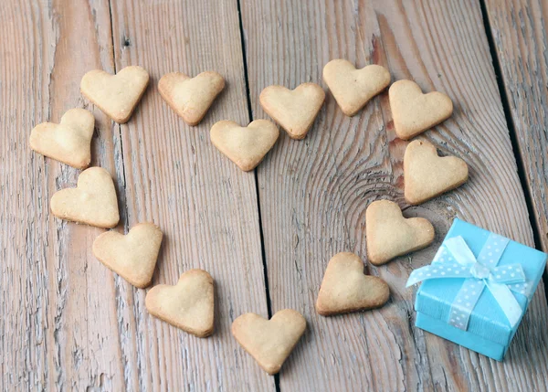 心的形状饼干与蓝色礼品盒为 Val 木制的桌子上 — 图库照片
