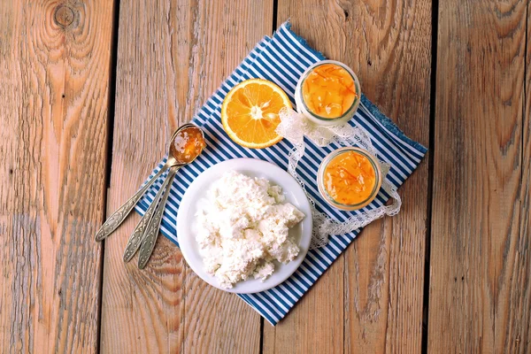 Breakfast time (homemade yogurt, cottage cheese, orange jam) — Stock Photo, Image