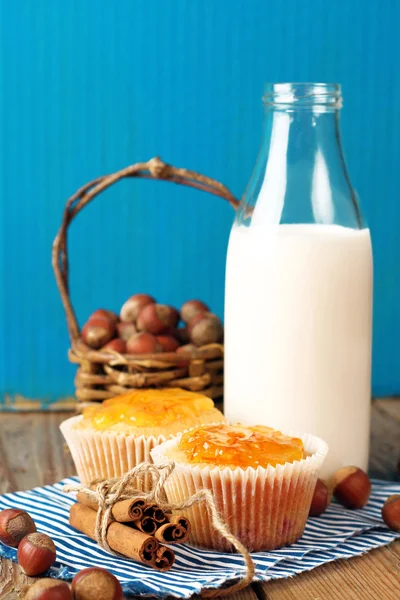 Frukost tid (hemlagade muffins med apelsin och kanel sylt, m — Stockfoto