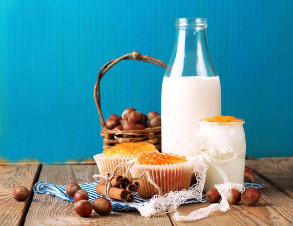 Время завтрака (домашние кексы с апельсиновым и коричным джемом, м — стоковое фото