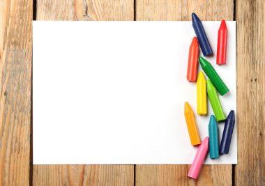 Petrol pastel boya kalemi bir kağıt üzerinde yalan