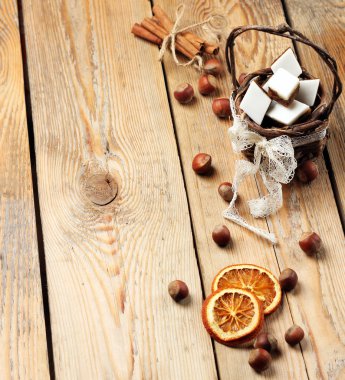 Bir tabloda bir sepet içinde el yapımı kurabiye