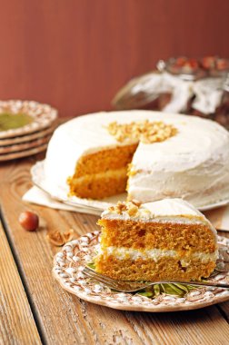 Ahşap bir masa üzerinde baharatlar ile havuç kek