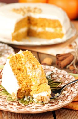 Havuçlu kek portakal ile ahşap bir masa üzerinde