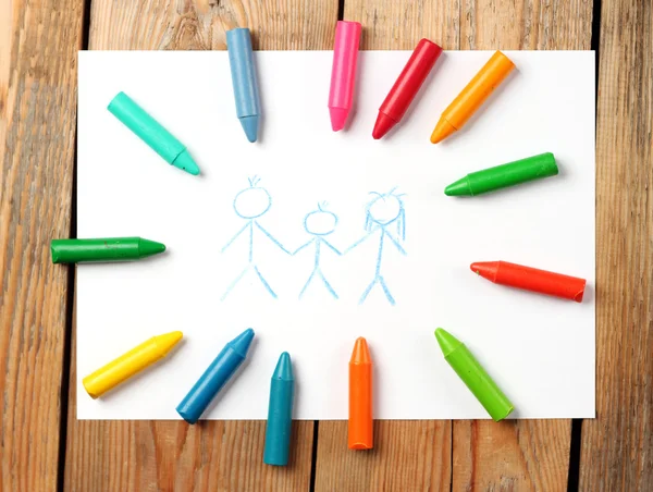 Petrol pastel boya kalemi ile boyalı aile bir kağıt üzerinde yalan