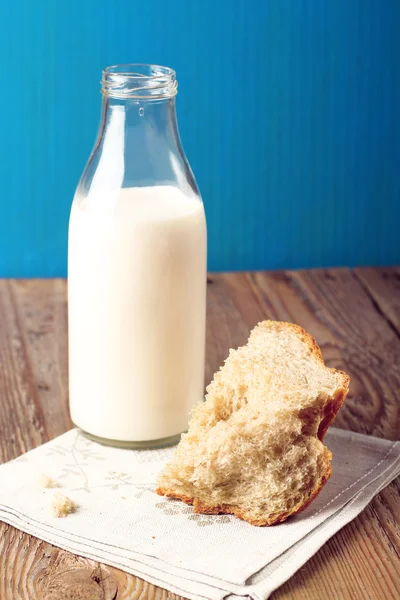 朝食時間 (ミルクとライ麦パン) — ストック写真
