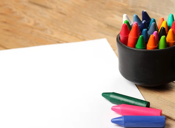Óleo pastel lápis de cera em uma caneca em uma mesa de madeira — Fotografia de Stock