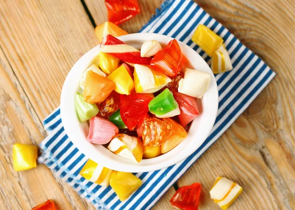 Renkli tatlı şekerler ile kase