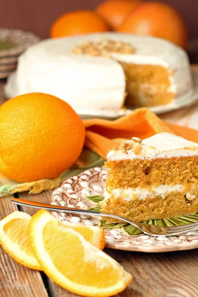 Havuçlu kek portakal ile ahşap bir masa üzerinde