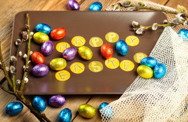 Paskalya çikolata yumurta ve Söğüt dalı bezemeli