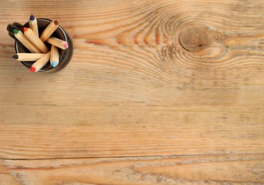 Ahşap bir masa üzerinde kalem