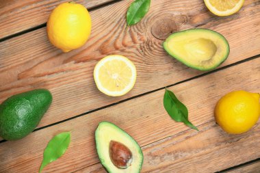 Taze yeşil avokado ve sarı limon 