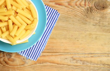 Bir seramik kase kuru makarna çeşitleri