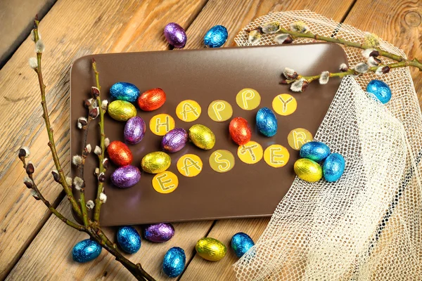 Pasen decoratie met chocolade-eieren en wilg tak — Stockfoto