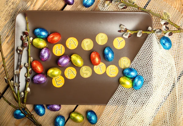 Pasen decoratie met chocolade-eieren en wilg tak — Stockfoto
