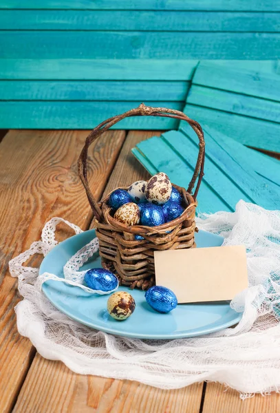 Pasen decoratie met kwartel en chocolade-eieren — Stockfoto
