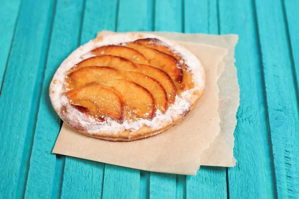 Torta de maçã caseira em um fundo de madeira — Fotografia de Stock