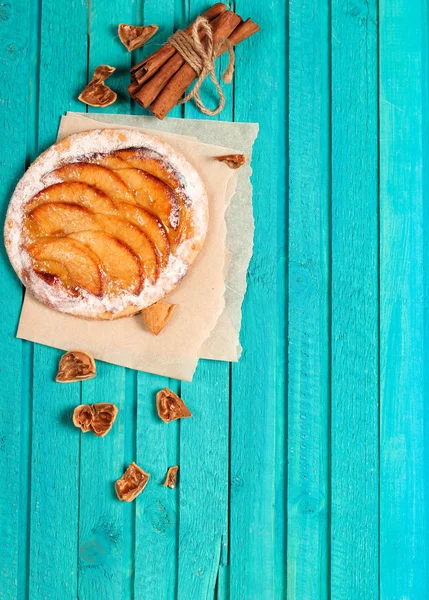 Домашний яблочный пирог на деревянном фоне — стоковое фото