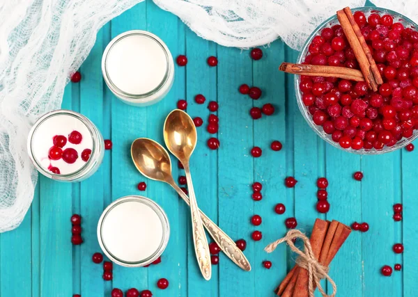 Домашний йогурт с замороженными ягодами красной смородины — стоковое фото