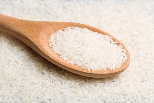 Ξηρά ρύζι σε ένα κουτάλι — Φωτογραφία Αρχείου
