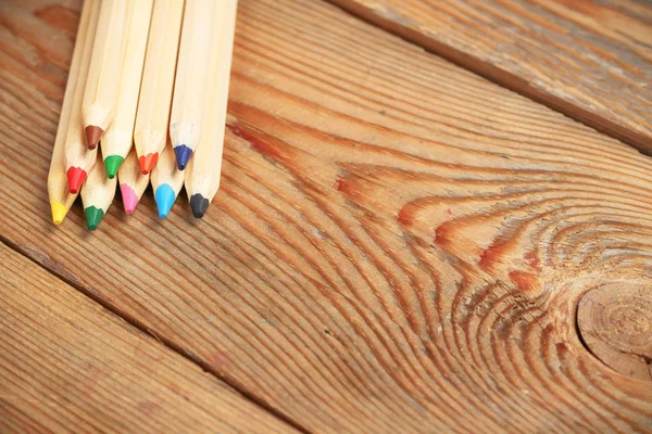 Lápices sobre una mesa de madera — Foto de Stock