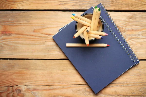 Crayons dans une tasse sur une table en bois — Photo