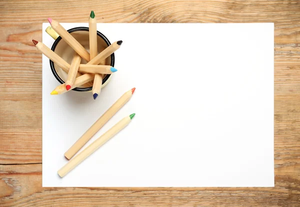 Tužky v hrnečku na dřevěný stůl — Stock fotografie