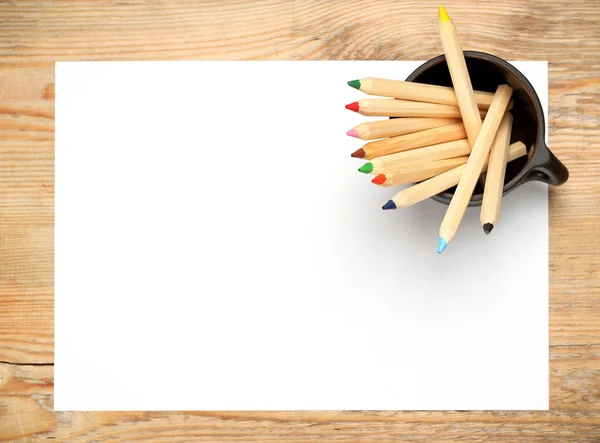 Crayons dans une tasse sur une table en bois — Photo