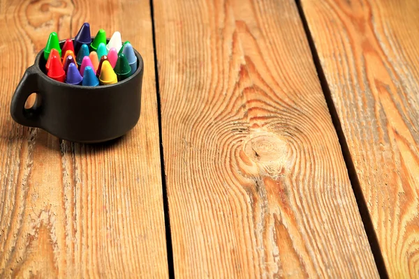 Buntstifte im Becher auf einem Holztisch — Stockfoto